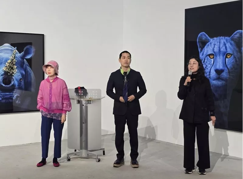 오프닝에 참석한 고상우 작가(중앙), 이명옥 사비나미술관 관장(왼쪽)