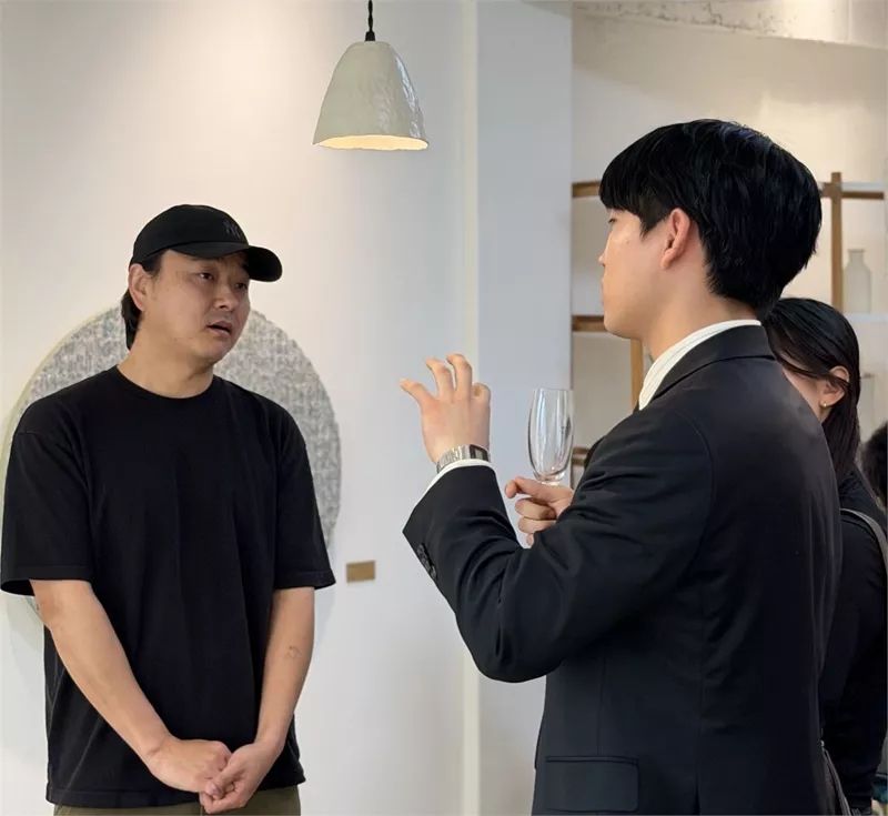 관람객과 이야기 나누는 우창민 작가